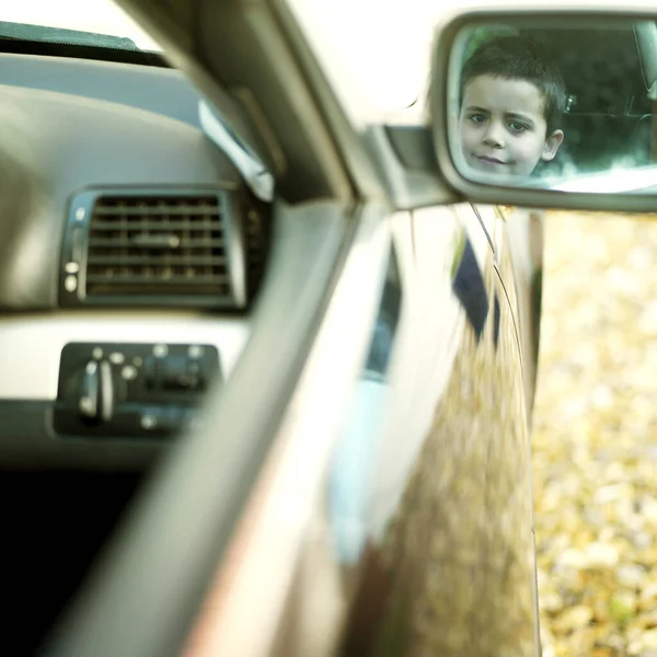 Espelho Lateral Reflexo Menino Sentado Carro — Fotografia de Stock