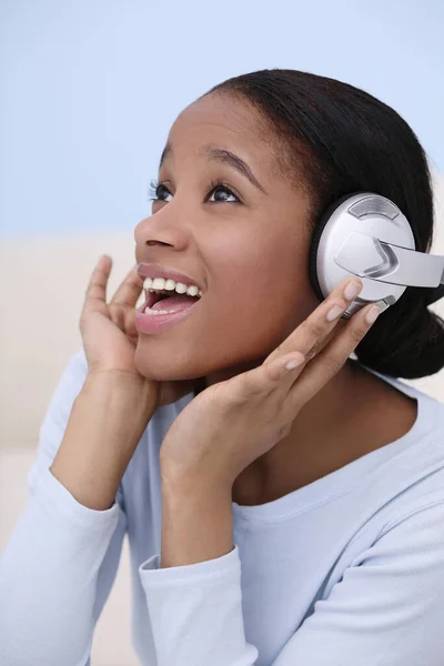 Γυναίκα Που Ακούει Μουσική Στα Ακουστικά — Φωτογραφία Αρχείου