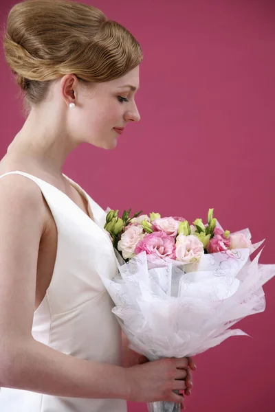 Menyasszonyi Ruhában Egy Csokor Virággal — Stock Fotó