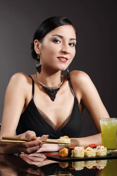 Žena Talířem Sushi — Stock fotografie