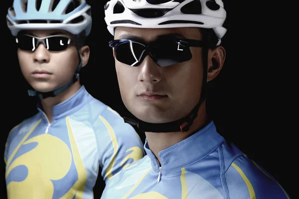 Ciclistas Masculinos Cascos Ciclismo Gafas Sol — Foto de Stock