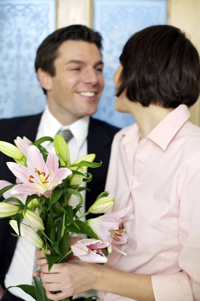 Empresario Trayendo Casa Ramo Flores Para Esposa — Foto de Stock