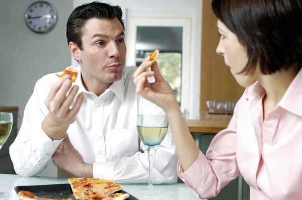 Pareja Comiendo Pizza Juntos —  Fotos de Stock