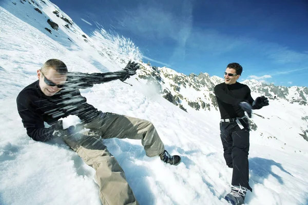 Uomini Che Lanciano Palle Neve Addosso — Foto Stock