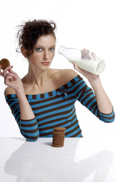 Mujer Bebiendo Leche Mientras Sostiene Galleta — Foto de Stock