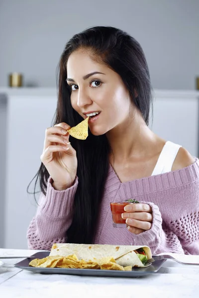 Mujer Disfrutando Envolturas Tortilla Servidas Con Nachos Salsa Tomate Lado — Foto de Stock
