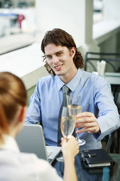 Biznesmen Bizneswoman Toasting Szampan — Zdjęcie stockowe