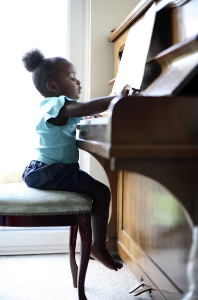 Lilla Flicka Spelar Piano — Stockfoto