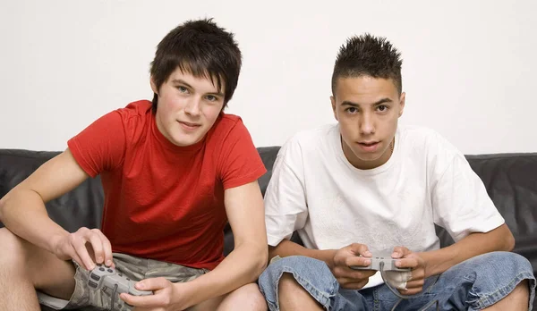 Pojkar Som Spelar Dataspelskonsol — Stockfoto