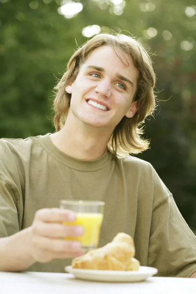 Menino Adolescente Com Copo Suco Laranja Prato Croissants — Fotografia de Stock