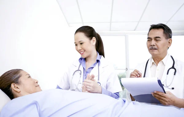 Médico Cuidando Paciente — Fotografia de Stock