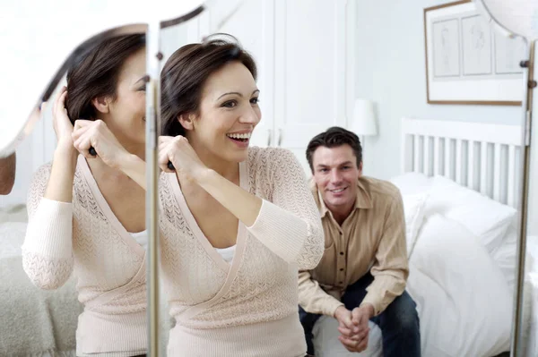 Mann Beobachtet Seine Frau Beim Haare Bürsten — Stockfoto