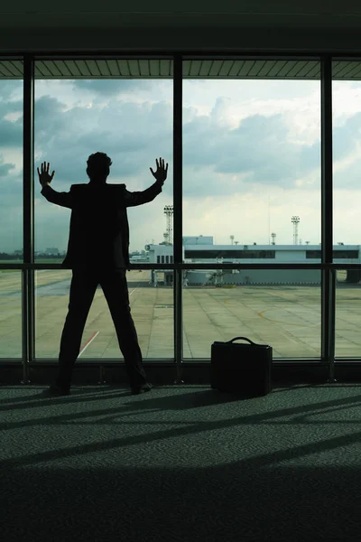 Бизнесмен Ждет Свой Рейс Зале Ожидания Аэропорта — стоковое фото