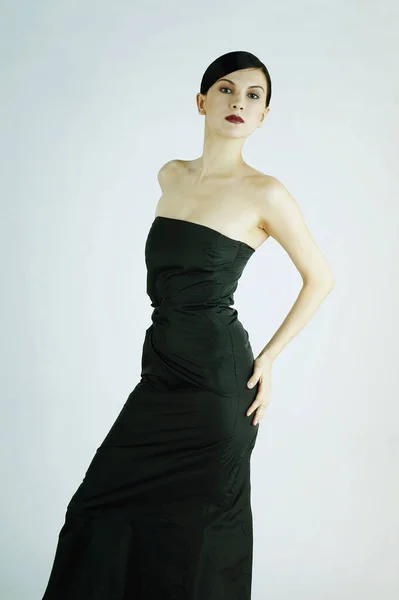 Uzun Siyah Elbiseli Bir Bayanın Stüdyo Fotoğrafı — Stok fotoğraf