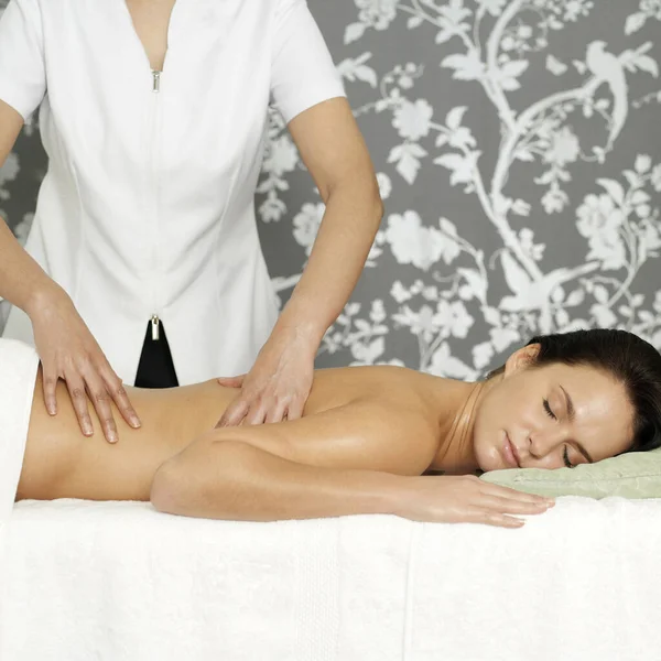 Mulher Desfrutando Uma Massagem Corporal Relaxante — Fotografia de Stock