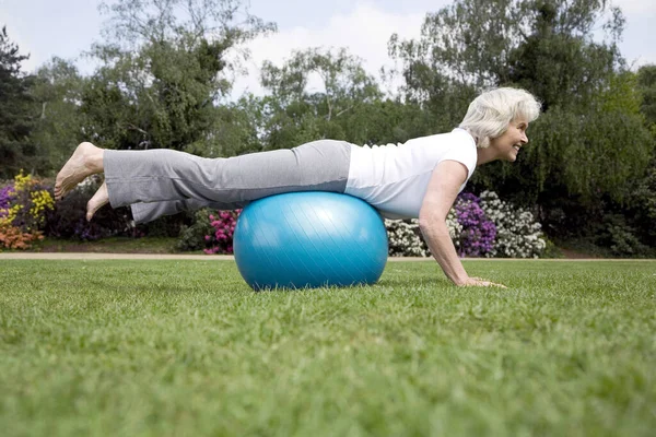 Mulher Sênior Usando Bola Fitness Parque — Fotografia de Stock