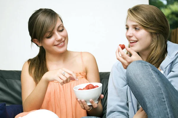 Sorrindo Meninas Comendo Morangos — Fotografia de Stock