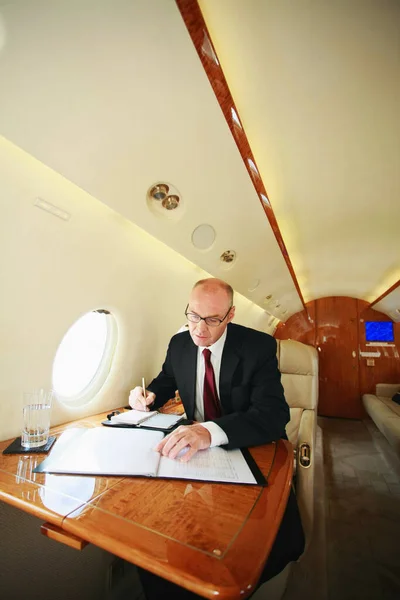 Бізнесмен Працює Приватному Літаку — стокове фото
