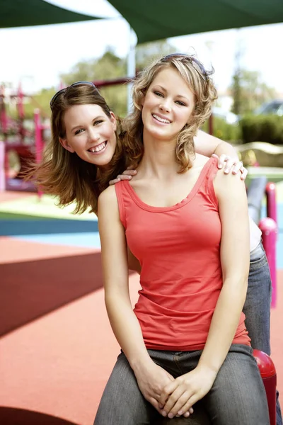 Duas Meninas Adolescentes Divertindo Playground — Fotografia de Stock