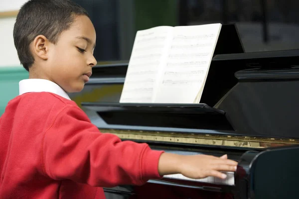 Ragazzo Suonare Pianoforte — Foto Stock