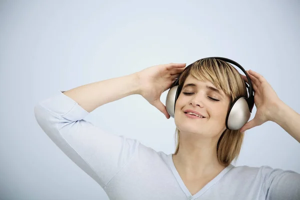 Frau Mit Kopfhörer Hört Musik — Stockfoto