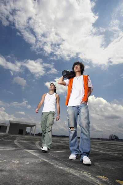 Dois Homens Andando Estacionamento Vazio Deles Carregando Rádio — Fotografia de Stock