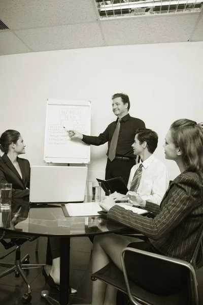 Üzletember Bemutatja Ötleteit Egy Találkozón — Stock Fotó