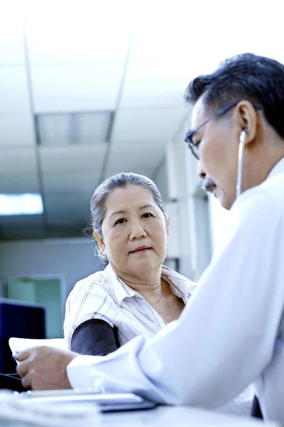 Médico Que Mede Pressão Arterial — Fotografia de Stock