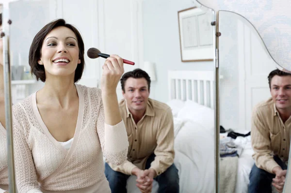 Homem Assistindo Sua Esposa Olhando Para Espelho Aplicando Maquiagem — Fotografia de Stock