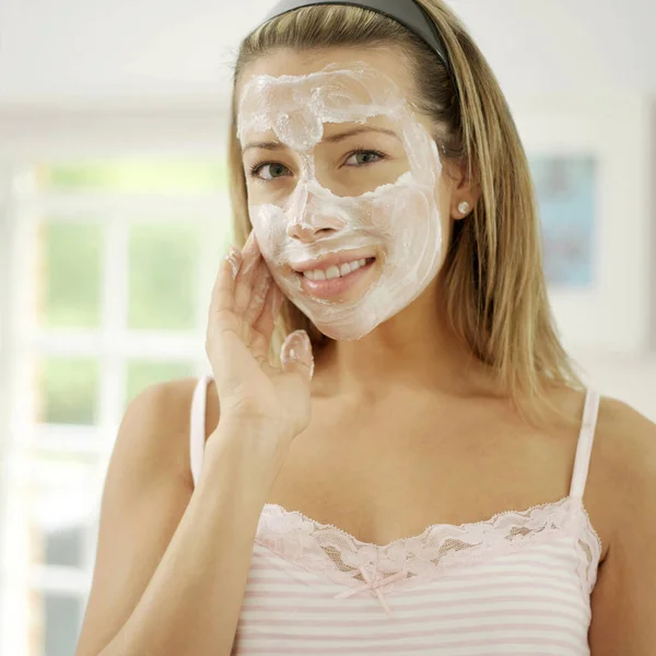 Mulher Aplicando Máscara Facial — Fotografia de Stock