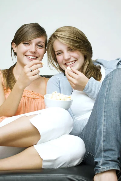 Chicas Compartiendo Tazón Palomitas Maíz Mientras Ven Televisión — Foto de Stock