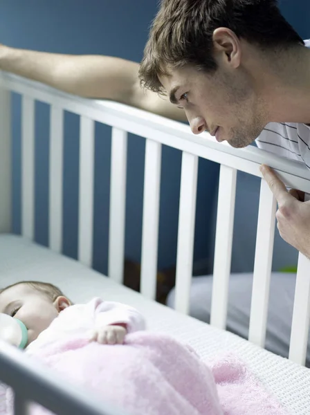 Père Regardant Bébé Fille Dormir Dans Berceau — Photo