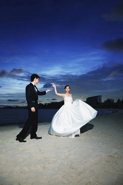 浜で花嫁と新郎が踊る — ストック写真