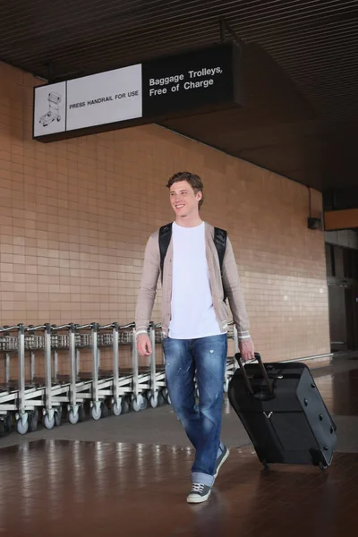 Man Trekt Aan Zijn Bagagepas Bagage Karretjes Het Vliegveld — Stockfoto
