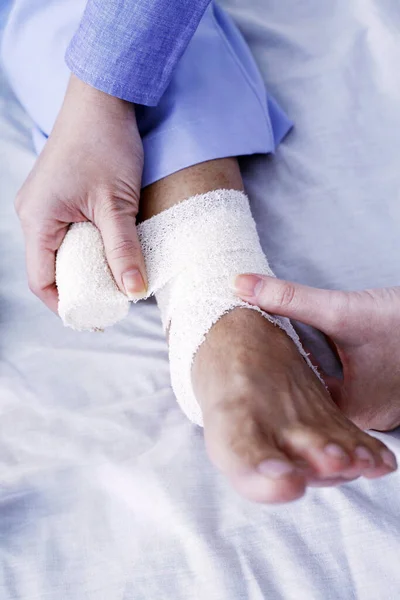 Close Médico Fazendo Bandagem Tornozelo — Fotografia de Stock