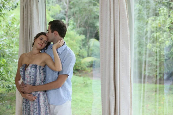 Hombre Mujer Abrazando — Foto de Stock