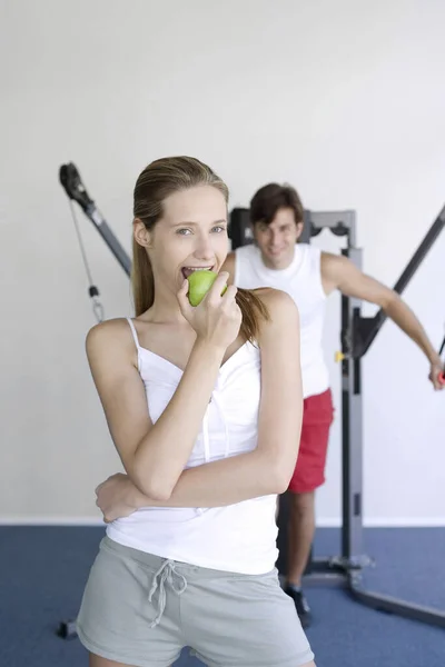 Mujer Joven Con Entrenador Gimnasio — Foto de Stock