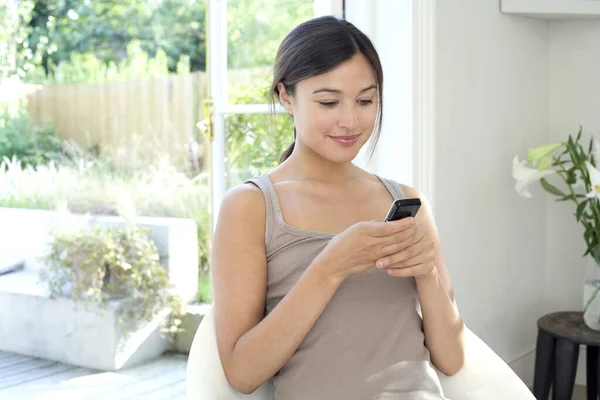 Textnachrichten Der Frau Auf Dem Handy — Stockfoto