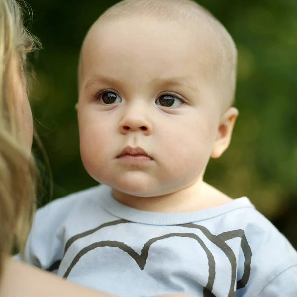 Madre Che Porta Bambino — Foto Stock