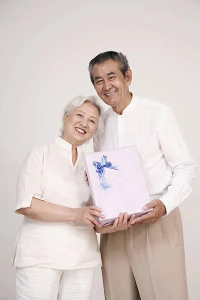 Senior Par Poserar Med Gåva — Stockfoto