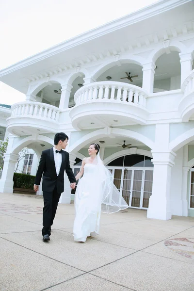 Menyasszony Vőlegény Kéz Kézben Sétálnak Épületből — Stock Fotó