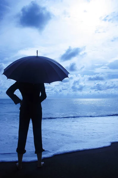 Empresária Segurando Guarda Chuva Praia — Fotografia de Stock