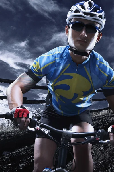 Ciclista Masculino Montando Bicicleta — Foto de Stock