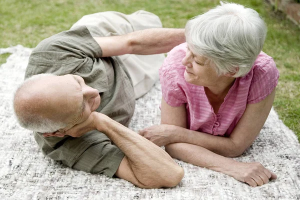 Senior Man Och Kvinna Chattar Medan Kopplar Parken — Stockfoto