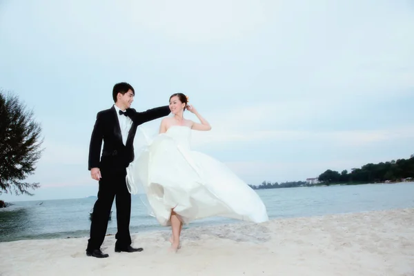 Noiva Noivo Dançando Praia — Fotografia de Stock