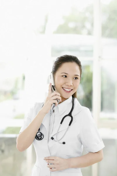Medico Donna Che Parla Telefono — Foto Stock