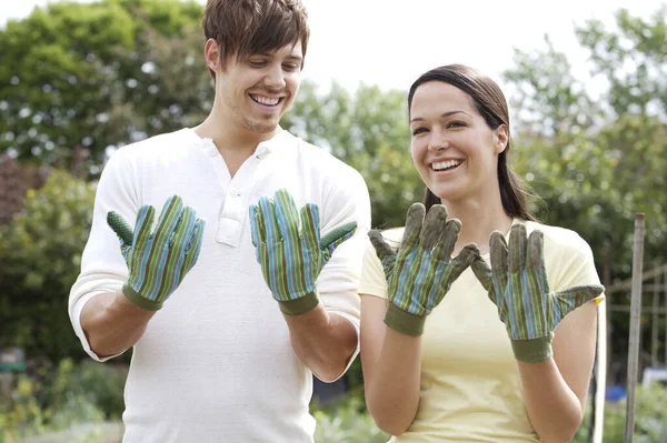 Hombre Mujer Mirando Sus Guantes Jardinería Sucios — Foto de Stock