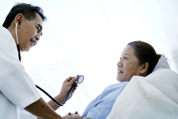 Médico Examinando Paciente Uma Enfermaria — Fotografia de Stock