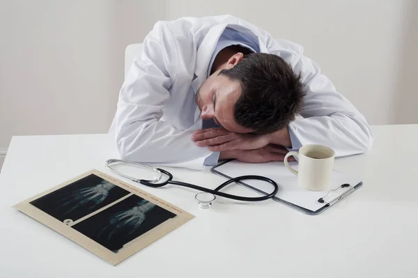 Médico Masculino Descansando Sobre Mesa — Fotografia de Stock