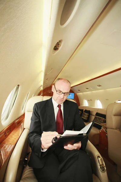 Homme Affaires Écrivant Dans Organisateur Sur Jet Privé — Photo